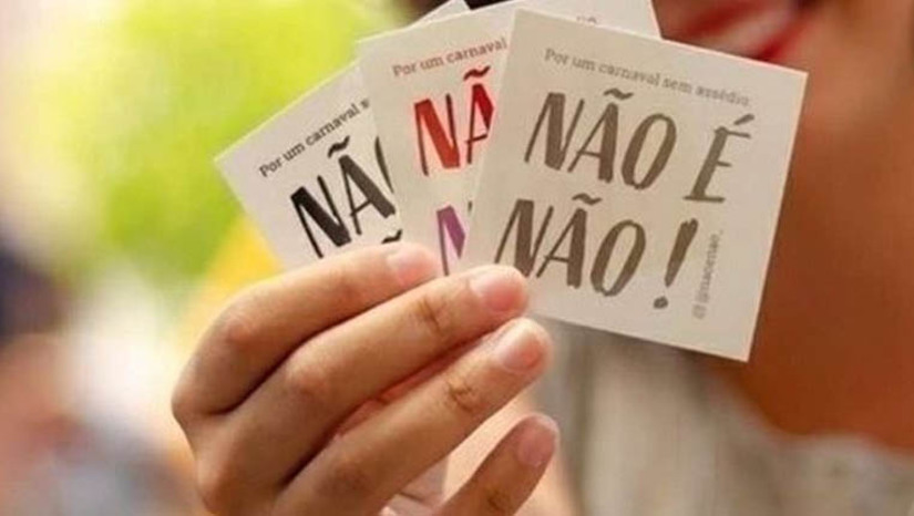 Imagem 1 - Motorista é preso por importunar sexualmente mulher que pegou uma “carona amiga” com ele. A vítima teria pego uma carona com o suspeito, partindo de Macaíba/RN, com destino à cidade de Cascavel/CE, onde iria visitar o esposo. Segundo o delegado Luís Antônio, a mulher informou que chegando no município de Angicos, o motorista começou a falar de assuntos com teor sexual e que, em determinado momento, chegou a parar e tentar praticar atos libidinosos com ela. Tentando escapar, a vítima teria se mantido calma e o convenceu a aguardar até chegarem em Mossoró. Já no município, ao pararem em um supermercado, a mulher conseguiu correr e pedir socorro a um casal, que acionou a PM. O suspeito acabou preso e autuado pelo crime de importunação sexual; entenda o caso. Imagem 1 - Motorista é preso por importunar sexualmente mulher que pegou uma “carona amiga” com ele. A vítima teria pego uma carona com o suspeito, partindo de Macaíba/RN, com destino à cidade de Cascavel/CE, onde iria visitar o esposo. Segundo o delegado Luís Antônio, a mulher informou que chegando no município de Angicos, o motorista começou a falar de assuntos com teor sexual e que, em determinado momento, chegou a parar e tentar praticar atos libidinosos com ela. Tentando escapar, a vítima teria se mantido calma e o convenceu a aguardar até chegarem em Mossoró. Já no município, ao pararem em um supermercado, a mulher conseguiu correr e pedir socorro a um casal, que acionou a PM. O suspeito acabou preso e autuado pelo crime de importunação sexual; entenda o caso.