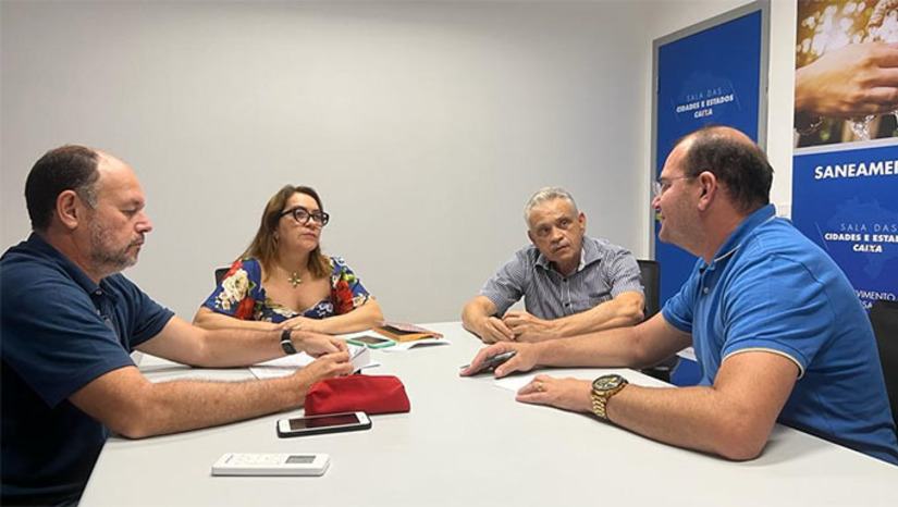 Imagem 1 - Ao lado do engenheiro Christian Menezes, o prefeito Raimundo Pezão esteve nesta segunda-feira, 3, reunido com o gerente geral da Caixa Econômica Federal, em Natal, procurando agilizar a liberação de recursos para estas obras e também calçamento e iluminação pública de algumas ruas. “Essas ações estarão beneficiando o nosso município economicamente”, concluiu o prefeito Pezão. Imagem 1 - Ao lado do engenheiro Christian Menezes, o prefeito Raimundo Pezão esteve nesta segunda-feira, 3, reunido com o gerente geral da Caixa Econômica Federal, em Natal, procurando agilizar a liberação de recursos para estas obras e também calçamento e iluminação pública de algumas ruas. “Essas ações estarão beneficiando o nosso município economicamente”, concluiu o prefeito Pezão.