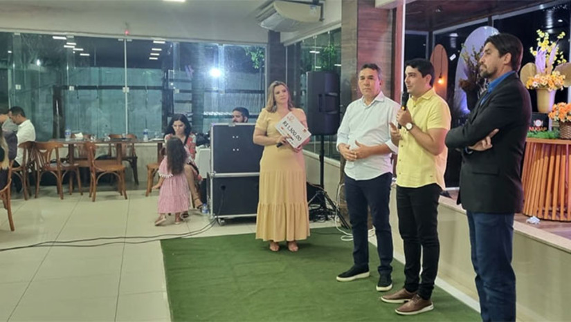 Imagem 1 - o prefeito Alan Silveira disse que o evento tem a finalidade de fomentar o crescimento econômico do Polo Apodi, través da exposição das potencialidades da região. Este ano está previsto na programação do evento, a realização o Seminário Regional da Fruticultura e o Fórum das águas, entre outros. A IV FEMULTI está sendo preparada para o mês de outubro próximo, com a participação direta de várias entidades estaduais e os municípios da região oeste do Estado. Imagem 1 - o prefeito Alan Silveira disse que o evento tem a finalidade de fomentar o crescimento econômico do Polo Apodi, través da exposição das potencialidades da região. Este ano está previsto na programação do evento, a realização o Seminário Regional da Fruticultura e o Fórum das águas, entre outros. A IV FEMULTI está sendo preparada para o mês de outubro próximo, com a participação direta de várias entidades estaduais e os municípios da região oeste do Estado.