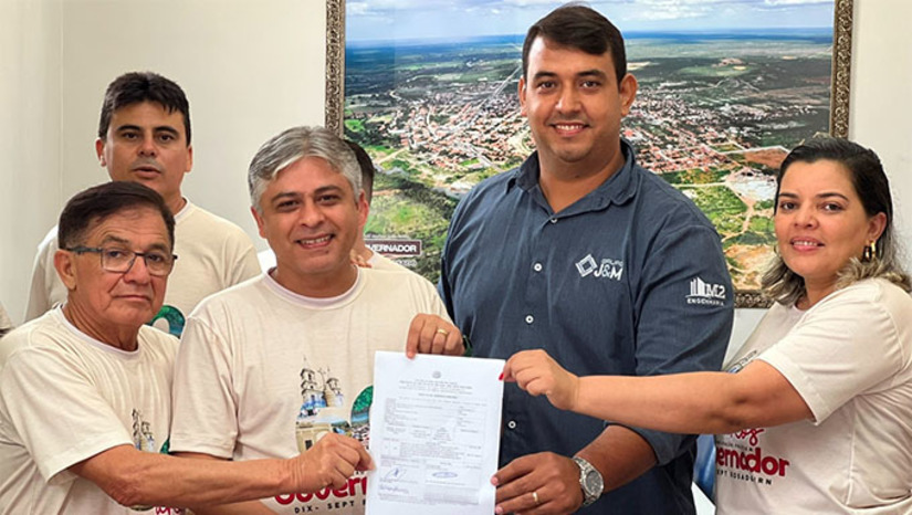 Imagem 1 - Anuncio do investimento foi feito dentro da programação alusiva as comemorações de 60 anos de emancipação política e administrativa do município de Governador Dix Sept Rosado. O prefeito Dr. Artur Vale destacou que a recuperação dos prédios públicos é mais um presente para o município. “Nesta data tão especial, estamos aqui autorizando a execução de obras importantes, ratificando que trabalhamos continuamente para melhorar a estrutura física dos equipamentos do nosso município, neste caso em específico, na área da saúde, aplicando, mais uma vez, recursos da própria prefeitura”, declarou o prefeito, Imagem 1 - Anuncio do investimento foi feito dentro da programação alusiva as comemorações de 60 anos de emancipação política e administrativa do município de Governador Dix Sept Rosado. O prefeito Dr. Artur Vale destacou que a recuperação dos prédios públicos é mais um presente para o município. “Nesta data tão especial, estamos aqui autorizando a execução de obras importantes, ratificando que trabalhamos continuamente para melhorar a estrutura física dos equipamentos do nosso município, neste caso em específico, na área da saúde, aplicando, mais uma vez, recursos da própria prefeitura”, declarou o prefeito,