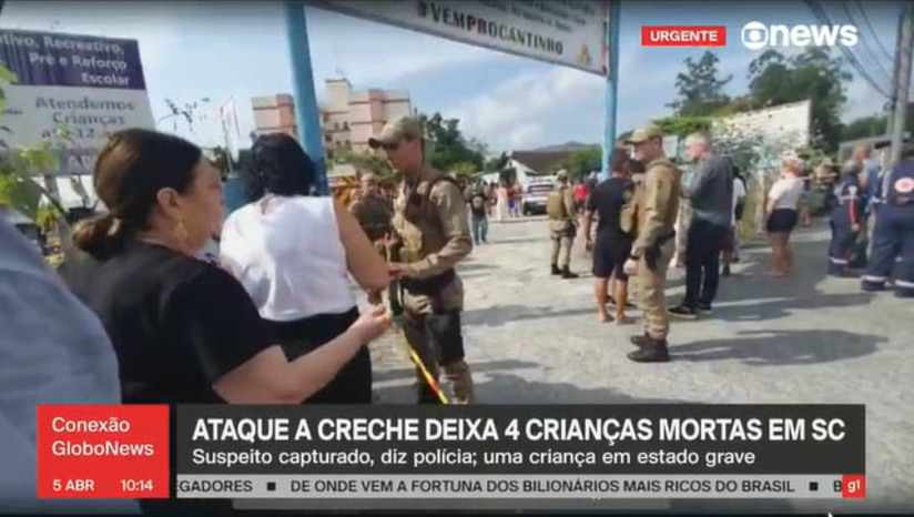Imagem 1 - Quatro crianças morrem e outras quatro ficam feridas durante ataque em uma creche de Blumenau/SC. O ataque aconteceu no início da manhã desta quarta-feira (5), na creche Cantinho Bom Pastor, que fica na rua dos Caçadores, no bairro Velha. A unidade de ensino é particular. Na ação, quatro crianças foram mortas, entre elas três meninos e uma menina com idades de 5 a 7 anos. Segundo a polícia, um homem de 25 anos invadiu a creche com uma machadinha, atacou as crianças e depois se entregou no Batalhão da PM. Ainda está sendo apurado se há mais envolvidos no ataque. Imagem 1 - Quatro crianças morrem e outras quatro ficam feridas durante ataque em uma creche de Blumenau/SC. O ataque aconteceu no início da manhã desta quarta-feira (5), na creche Cantinho Bom Pastor, que fica na rua dos Caçadores, no bairro Velha. A unidade de ensino é particular. Na ação, quatro crianças foram mortas, entre elas três meninos e uma menina com idades de 5 a 7 anos. Segundo a polícia, um homem de 25 anos invadiu a creche com uma machadinha, atacou as crianças e depois se entregou no Batalhão da PM. Ainda está sendo apurado se há mais envolvidos no ataque.