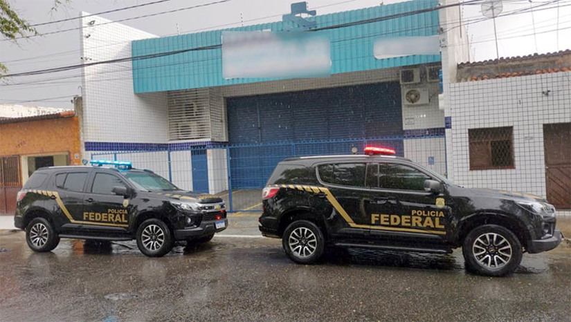 Imagem 1 - Quatro prefeituras do RN sob suspeita de desvio de recursos federais destinados à compra de medicamentos. A Polícia Federal, juntamente com a CGU e o MPF, está cumprindo mandados judiciais de busca e apreensão a fim de apurar a prática de crimes de frustração do caráter competitivo de licitação, além de peculato, na aquisição de medicamentos e produtos hospitalares por prefeituras dos municípios de Ceará-Mirim, Macaíba, Canguaretama e Parazinho, todos do Rio Grande do Norte. As investigações comprovaram que empresas ofertavam itens por preços abaixo dos praticados pelo mercado, de modo a garantir o êxito no certame licitatório. Em seguida, durante a execução do contrato, elas entregariam medicamentos em quantidade inferior à pactuada, ocasionando prejuízo ao erário. Em caráter preliminar, apenas mediante análise amostral, a CGU contabilizou um potencial prejuízo de aproximadamente R$ 3 milhões. Imagem 1 - Quatro prefeituras do RN sob suspeita de desvio de recursos federais destinados à compra de medicamentos. A Polícia Federal, juntamente com a CGU e o MPF, está cumprindo mandados judiciais de busca e apreensão a fim de apurar a prática de crimes de frustração do caráter competitivo de licitação, além de peculato, na aquisição de medicamentos e produtos hospitalares por prefeituras dos municípios de Ceará-Mirim, Macaíba, Canguaretama e Parazinho, todos do Rio Grande do Norte. As investigações comprovaram que empresas ofertavam itens por preços abaixo dos praticados pelo mercado, de modo a garantir o êxito no certame licitatório. Em seguida, durante a execução do contrato, elas entregariam medicamentos em quantidade inferior à pactuada, ocasionando prejuízo ao erário. Em caráter preliminar, apenas mediante análise amostral, a CGU contabilizou um potencial prejuízo de aproximadamente R$ 3 milhões.