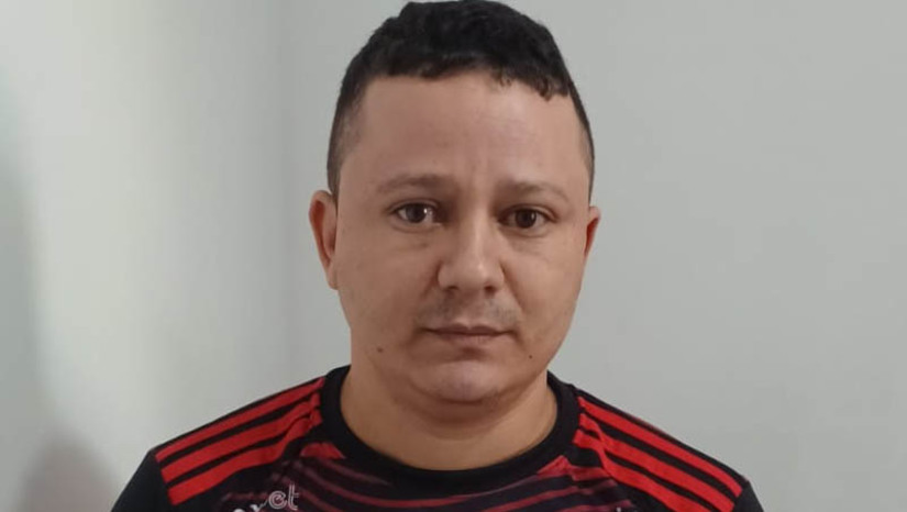 Imagem 1 - Mais um líder da facção responsável por ordenar ataques no RN é preso no Rio de Janeiro. Luiz Andemberg Virgílio Ferreira, conhecido como "Berg Curinga", de 30 anos, foi preso na manhã desta quarta-feira (5), por meio de uma ação conjunta entre as polícias civis dos dois estados. O suspeito é apontado como o principal líder, que ainda estava em liberdade, de uma facção criminosa que atua no RN, após a morte de José Wilson da Silva Filho, conhecido como "Argentino", morto numa troca de tiros com a Polícia Civil de João Pessoa/PB, no dia 15 de março. Luiz ainda responde a processos por homicídios, roubos e organização criminosa. Imagem 1 - Mais um líder da facção responsável por ordenar ataques no RN é preso no Rio de Janeiro. Luiz Andemberg Virgílio Ferreira, conhecido como "Berg Curinga", de 30 anos, foi preso na manhã desta quarta-feira (5), por meio de uma ação conjunta entre as polícias civis dos dois estados. O suspeito é apontado como o principal líder, que ainda estava em liberdade, de uma facção criminosa que atua no RN, após a morte de José Wilson da Silva Filho, conhecido como "Argentino", morto numa troca de tiros com a Polícia Civil de João Pessoa/PB, no dia 15 de março. Luiz ainda responde a processos por homicídios, roubos e organização criminosa.