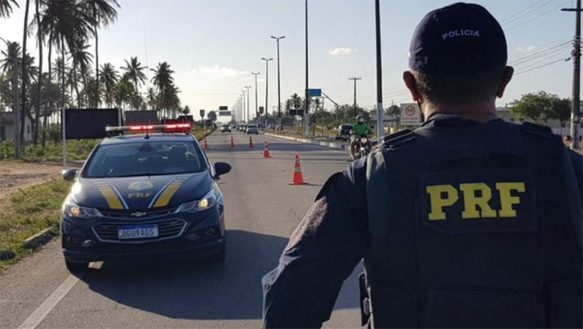 Imagem 1 - PRF inicia a “Operação Semana Santa” nesta quinta, 6; efetivo será reforçado nas BRs que cortam o RN. As ações seguirão até 23h59 do próximo domingo (9). O objetivo é garantir a segurança dos condutores que se deslocarão para aproveitar o feriado prolongado. “Coibiremos as infrações de maior risco, que são, a não utilização do cinto de segurança; a não utilização do dispositivo de retenção para crianças; o não uso de capacete; o uso de celular; excesso de velocidade; ultrapassagens indevidas; e consumo de álcool ao volante”, explicou o PRF Alexandre Galvão. Imagem 1 - PRF inicia a “Operação Semana Santa” nesta quinta, 6; efetivo será reforçado nas BRs que cortam o RN. As ações seguirão até 23h59 do próximo domingo (9). O objetivo é garantir a segurança dos condutores que se deslocarão para aproveitar o feriado prolongado. “Coibiremos as infrações de maior risco, que são, a não utilização do cinto de segurança; a não utilização do dispositivo de retenção para crianças; o não uso de capacete; o uso de celular; excesso de velocidade; ultrapassagens indevidas; e consumo de álcool ao volante”, explicou o PRF Alexandre Galvão.