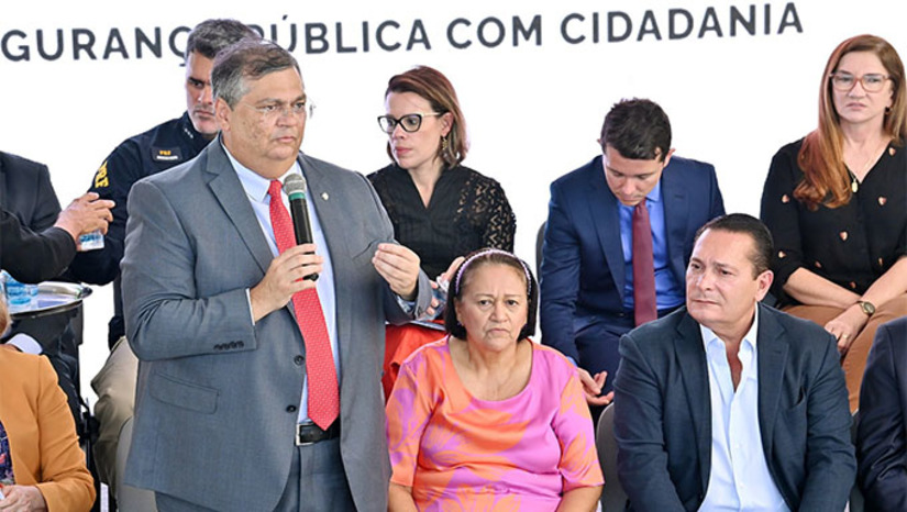 Imagem 1 -  Na oportunidade, Ezequiel Ferreira enfatizou a importância da iniciativa e destacou o combate ao feminicídio, um dos focos do novo Pronasci. "Este é um programa fundamental para a população, na medida em que chama a atenção justamente para crimes que precisamos abolir de forma definitiva da sociedade, como a violência contra a mulher e a Assembleia espera também dar a sua contribuição para salvarmos vidas que estão de alguma forma sob ameaça", disse o presidente da Assembleia.