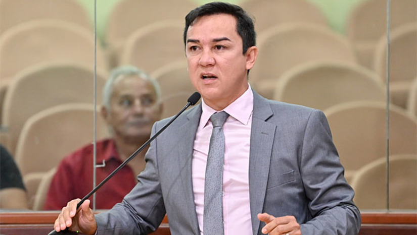 Imagem 1 -  “Em meio a situação que vivemos, eu gostaria de pedir permissão aos pares para registrar aqui que amanhã o município de Apodi completa 188 anos de emancipação política. Apodi que é conhecida internacionalmente por ser terra do Lajedo de Soledade, com suas inscrições rupestres milenares. Terra dos índios Tapuias e Paiacus, da Lagoa de Apodi, com seus encantos e carnaubais. É a terra das lavadeiras de roupas, dos pescadores, dos artesãos, de gente aguerrida. É a terra da Barragem de Santa Cruz”, disse Neilton Diógenes