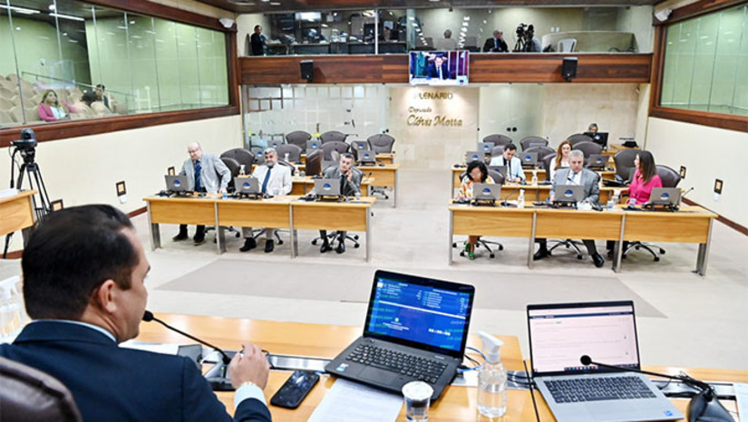 Imagem 1 - A deputada Divaneide Basílio (PT) agradeceu os mais de 50 mil votos que lhe elegeram. “E o povo que votou na gente, votou por acreditar num trabalho, e o nosso povo, ao seu exemplo, não é bandido não”, disse a deputada rebatendo o discurso do colega que a antecedeu e se dirigindo a um vereador do município de Touros que das galerias acompanhava a sessão. “Nosso povo que vota numa proposta de inclusão, de pensar uma sociedade respeitosa, é vereador como o senhor, é trabalhador, trabalhador rural”, disse Divaneide, que pediu respeito ao MST e aos deputados Natália Bonavides (PT), Isolda Dantas (PT) e Francisco do PT. Imagem 1 - A deputada Divaneide Basílio (PT) agradeceu os mais de 50 mil votos que lhe elegeram. “E o povo que votou na gente, votou por acreditar num trabalho, e o nosso povo, ao seu exemplo, não é bandido não”, disse a deputada rebatendo o discurso do colega que a antecedeu e se dirigindo a um vereador do município de Touros que das galerias acompanhava a sessão. “Nosso povo que vota numa proposta de inclusão, de pensar uma sociedade respeitosa, é vereador como o senhor, é trabalhador, trabalhador rural”, disse Divaneide, que pediu respeito ao MST e aos deputados Natália Bonavides (PT), Isolda Dantas (PT) e Francisco do PT.