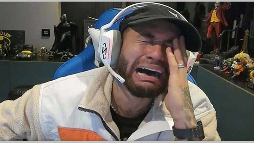 Imagem 1 - Com o prejuízo elevado, o brasileiro chegou a fingir que estava chorando durante a transmissão, e fez algumas caras e bocas lamentando a perda do dinheiro. O camisa 10 inclusive foi provocado por alguns dos seus amigos que participavam da Live, e um deles apontou que Neymar conseguiu um feito impressionante ao perder 1 milhão de euros em somente 60 minutos de jogatina. Imagem 1 - Com o prejuízo elevado, o brasileiro chegou a fingir que estava chorando durante a transmissão, e fez algumas caras e bocas lamentando a perda do dinheiro. O camisa 10 inclusive foi provocado por alguns dos seus amigos que participavam da Live, e um deles apontou que Neymar conseguiu um feito impressionante ao perder 1 milhão de euros em somente 60 minutos de jogatina.