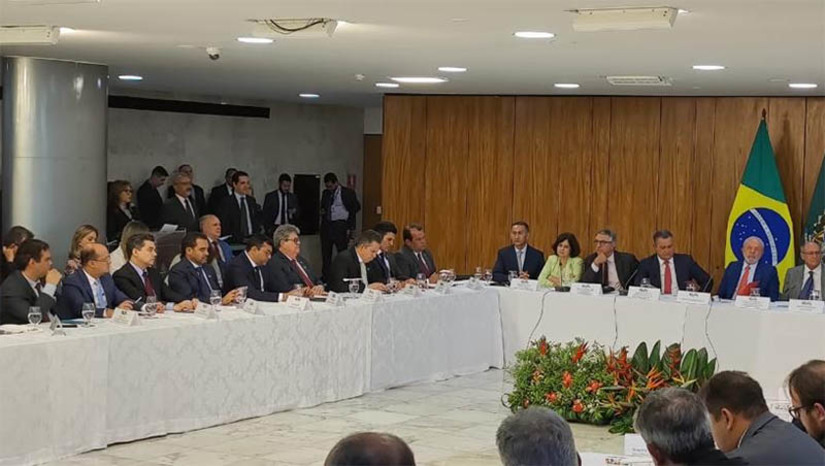 Imagem 1 -  Lula assina decretos que permitirão investimentos de R$ 120 bilhões na área de saneamento. Os decretos foram assinados na tarde desta quarta-feira (5) e atualizam a regulação das leis de saneamento, abrindo possibilidade para aumento de investimento no setor e universalização do acesso a água e esgotamento sanitário até 2033. A cerimônia contou com a presença de governadores e representantes de governos estaduais. O RN foi representado pelo vice-governador Walter Alves. Ele elogiou a iniciativa e ressaltou a importância do projeto. "A medida irá facilitar e melhorar a vida do cidadão. Por isso é importante para todo o Brasil e para o nosso Rio Grande do Norte", afirmou. 