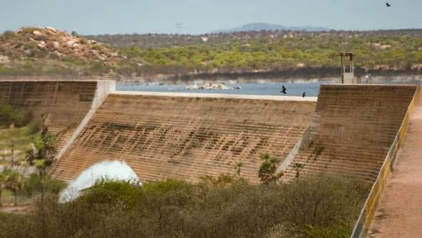 Imagem 1 -  Após inspeção, engenheiro diz que não encontrou anomalias em Umari que provoque risco de ruptura. A estrutura da barragem, localizada no município de Upanema, foi inspecionada por uma equipe de engenheiros da Semarh, nesta quinta-feira (6). O trabalho foi solicitado pela Prefeitura de Upanema. “Durante a parte da manhã nós fizemos a inspeção de toda a estrutura externa da barragem e agora à tarde iremos fazer a inspeção da estrutura interna, através da galeria. Durante a inspeção visual, até o momento não foi identificado nenhuma anomalia de grande magnitude, que coloque a barragem em risco iminente de ruptura. De qualquer forma, iremos levar todos os resultados para discussão técnica na Semarh para, posteriormente, apresentar à Prefeitura Municipal de Upanema”, disse o engenheiro Kaio Geovanne.