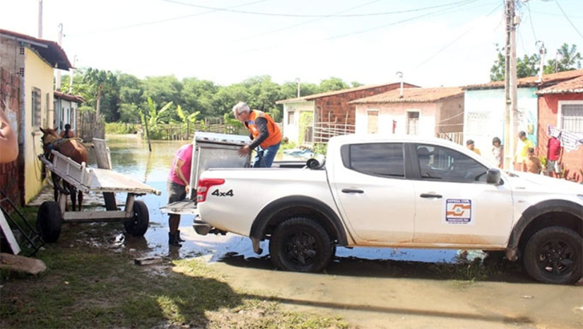 Imagem 1 - Com o aumento do nível do leito do rio Apodi/Mossoró, começou a entrar água em algumas casas ribeirinhas no Alto da Conceição. Dois moradores saíram para casas de parentes e nesta sexta-feira, 7, outra família deixou sua casa com apoio da Defesa Civil Municipal, que trabalha orientando as demais sobre o que fazer e como na hipótese da água continuar subindo. No Alto Oeste do RN, as chuvas continuam fortes e a previsão é de mais chuvas nos próximos dias, o que pode levar a Barragem de Santa Cruz (faltam 8m e 97cm, o principal reservatório da região, a transbordar. A Sangria de Santa Cruz, em Apodi, é a principal preocupação da Defesa Civil com os moradores ribeirinhos em Mossoró. Imagem 1 - Com o aumento do nível do leito do rio Apodi/Mossoró, começou a entrar água em algumas casas ribeirinhas no Alto da Conceição. Dois moradores saíram para casas de parentes e nesta sexta-feira, 7, outra família deixou sua casa com apoio da Defesa Civil Municipal, que trabalha orientando as demais sobre o que fazer e como na hipótese da água continuar subindo. No Alto Oeste do RN, as chuvas continuam fortes e a previsão é de mais chuvas nos próximos dias, o que pode levar a Barragem de Santa Cruz (faltam 8m e 97cm, o principal reservatório da região, a transbordar. A Sangria de Santa Cruz, em Apodi, é a principal preocupação da Defesa Civil com os moradores ribeirinhos em Mossoró.