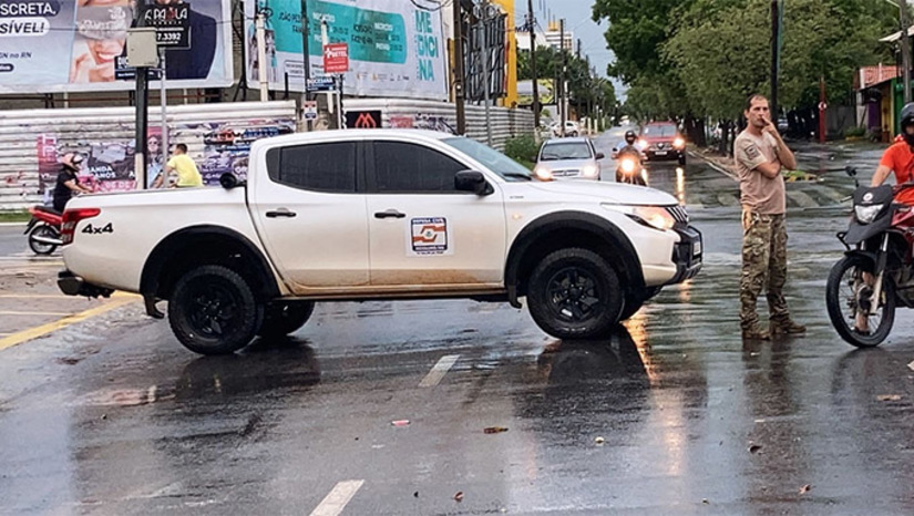 Imagem 1 - Na avenida João da Escóssia, no bairro Nova Betânia, na zona Oeste, as equipes acompanharam o rápido escoamento das águas pluviais. A região recebeu quase 30 mm de chuva neste sábado. A rede funcionou normalmente, escoando a grande quantidade de água em poucos minutos. Na avenida Leste-Oeste, próximo à Central de Abastecimento Prefeito Raimundo Soares (COBAL), no Centro, a Defesa Civil também destaca a eficiência do serviço realizado pelo município. Na localidade, o pluviômetro da Prefeitura registrou cerca de 33 mm no período da tarde. Imagem 1 - Na avenida João da Escóssia, no bairro Nova Betânia, na zona Oeste, as equipes acompanharam o rápido escoamento das águas pluviais. A região recebeu quase 30 mm de chuva neste sábado. A rede funcionou normalmente, escoando a grande quantidade de água em poucos minutos. Na avenida Leste-Oeste, próximo à Central de Abastecimento Prefeito Raimundo Soares (COBAL), no Centro, a Defesa Civil também destaca a eficiência do serviço realizado pelo município. Na localidade, o pluviômetro da Prefeitura registrou cerca de 33 mm no período da tarde.