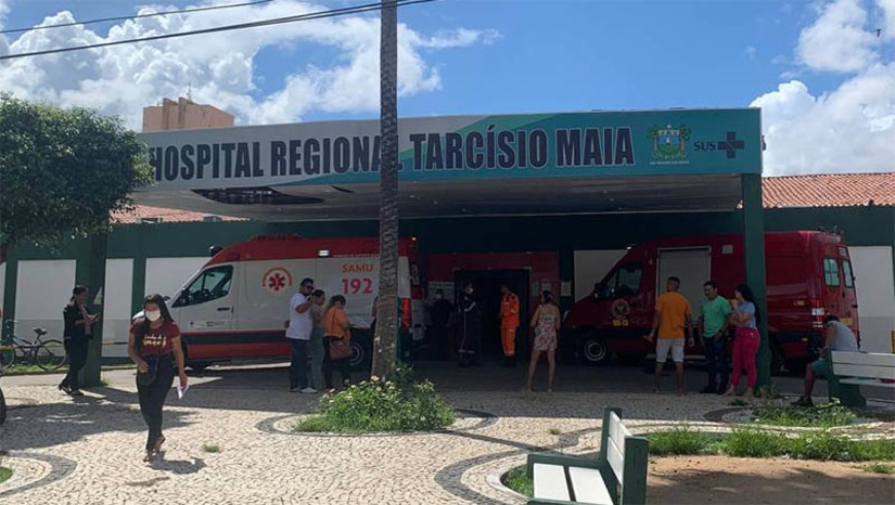 Imagem 1 - GRAVE: HRTM ficar mais de 3 horas sem energia após curto-circuito e gerador não funcionar. O caso aconteceu por volta das 5h30 desta segunda-feira (10). O clima ficou caótico na unidade, visto que Tarcísio Maia é o hospital de referência em urgência e emergência, recebendo pacientes de municípios de toda a região. Ambulâncias do Samu e do Corpo de Bombeiros chegaram a ser acionadas para uma eventual transferência de pacientes da UTI, caso a situação perdurasse, mas a energia foi restabelecida pouco antes das 9h. De acordo com a diretora do Hospital, Francisca Nilza, a falta de energia foi provocada por um curto-circuito na rede de baixa tensão e o gerador ficou disparando. Ainda segundo ela, pacientes que necessitavam de ventilação mecânica não foram prejudicados, devido ao fato de os equipamentos possuírem uma bateria, que assegurou seu funcionamento. Imagem 1 - GRAVE: HRTM ficar mais de 3 horas sem energia após curto-circuito e gerador não funcionar. O caso aconteceu por volta das 5h30 desta segunda-feira (10). O clima ficou caótico na unidade, visto que Tarcísio Maia é o hospital de referência em urgência e emergência, recebendo pacientes de municípios de toda a região. Ambulâncias do Samu e do Corpo de Bombeiros chegaram a ser acionadas para uma eventual transferência de pacientes da UTI, caso a situação perdurasse, mas a energia foi restabelecida pouco antes das 9h. De acordo com a diretora do Hospital, Francisca Nilza, a falta de energia foi provocada por um curto-circuito na rede de baixa tensão e o gerador ficou disparando. Ainda segundo ela, pacientes que necessitavam de ventilação mecânica não foram prejudicados, devido ao fato de os equipamentos possuírem uma bateria, que assegurou seu funcionamento.