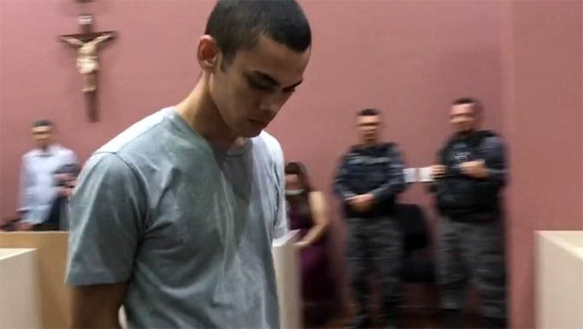 Imagem 1 - Assassino de Ana Karoline pega 24 anos de prisão em regime fechado. O Tribunal do Júri Popular foi realizado sob a presidência do juiz Vagnos Kelly Figueiredo de Medeiros, no Fórum Municipal Desembargador Silveira Martins, nesta segunda-feira, 10. O réu, Franceildo Cardoso de Sousa, de 26 anos, restou condenado por ter assassinado a ex-mulher, Ana Karoline Ferreira de Oliveira, usando de recursos que dificultaram a defesa da vítima, por meio cruel, por motivo fútil, por questões de gênero e na frente dos filhos, menores, sendo um de 4 anos autista. Imagem 1 - Assassino de Ana Karoline pega 24 anos de prisão em regime fechado. O Tribunal do Júri Popular foi realizado sob a presidência do juiz Vagnos Kelly Figueiredo de Medeiros, no Fórum Municipal Desembargador Silveira Martins, nesta segunda-feira, 10. O réu, Franceildo Cardoso de Sousa, de 26 anos, restou condenado por ter assassinado a ex-mulher, Ana Karoline Ferreira de Oliveira, usando de recursos que dificultaram a defesa da vítima, por meio cruel, por motivo fútil, por questões de gênero e na frente dos filhos, menores, sendo um de 4 anos autista.