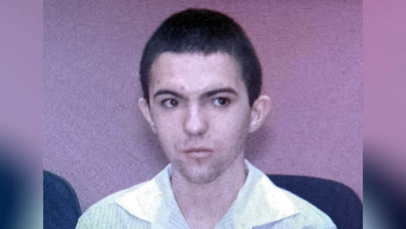 Imagem 1 - Lucas "Olho de peixe" senta no banco dos réus nesta terça para responder por mais um homicídio. Erivagner Lucas Martins da Silva, conhecido por "Olho de peixe", já foi condenado, em outubro de 2022, a 12 anos de prisão pelo homicídio de Vinicius Emerson Silva Cosme. Nesta terça-feira (11), ele volta a sentar no banco dos réus do Fórum Municipal Desembargador Silveira Martins, em Mossoró. Desta vez, irá responder pelo homicídio de Isaias de Oliveira Gomes, crime ocorrido no dia 30 de março de 2022, no Papoco, região do Alto de São Manoel. De acordo com a denúncia do Ministério Público, a vítima não tinha qualquer envolvimento com ilícitos, tendo sido morta apenas porque havia morado anteriormente em um bairro dominado por uma facção rival a que Erivagner faz parte. Imagem 1 - Lucas "Olho de peixe" senta no banco dos réus nesta terça para responder por mais um homicídio. Erivagner Lucas Martins da Silva, conhecido por "Olho de peixe", já foi condenado, em outubro de 2022, a 12 anos de prisão pelo homicídio de Vinicius Emerson Silva Cosme. Nesta terça-feira (11), ele volta a sentar no banco dos réus do Fórum Municipal Desembargador Silveira Martins, em Mossoró. Desta vez, irá responder pelo homicídio de Isaias de Oliveira Gomes, crime ocorrido no dia 30 de março de 2022, no Papoco, região do Alto de São Manoel. De acordo com a denúncia do Ministério Público, a vítima não tinha qualquer envolvimento com ilícitos, tendo sido morta apenas porque havia morado anteriormente em um bairro dominado por uma facção rival a que Erivagner faz parte.