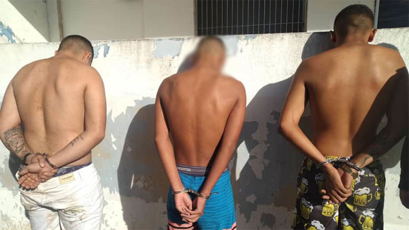 Imagem 1 - Polícia prende em Baraúna três suspeitos de latrocínio ocorrido em janeiro, em Mossoró. O trio foi localizado nesta terça-feira (11) e conduzido para a Delegacia de Homicídio e Proteção à Pessoa de Mossoró. Entre eles, está Samuel Victor da Silva Nogueira. Este já estava com mandado de prisão em aberto, sendo procurado pelo latrocínio de Daniela Paula Fernandes, crime ocorrido no dia 11 de janeiro de 2023. A DHPP o identificou como a pessoa que pilotava a motocicleta usada no crime. Ao ser preso, Samuel revelou onde estava a pessoa responsável por atirar na vítima, bem como um menor que estava acompanhando os dois, em outra motocicleta. Imagem 1 - Polícia prende em Baraúna três suspeitos de latrocínio ocorrido em janeiro, em Mossoró. O trio foi localizado nesta terça-feira (11) e conduzido para a Delegacia de Homicídio e Proteção à Pessoa de Mossoró. Entre eles, está Samuel Victor da Silva Nogueira. Este já estava com mandado de prisão em aberto, sendo procurado pelo latrocínio de Daniela Paula Fernandes, crime ocorrido no dia 11 de janeiro de 2023. A DHPP o identificou como a pessoa que pilotava a motocicleta usada no crime. Ao ser preso, Samuel revelou onde estava a pessoa responsável por atirar na vítima, bem como um menor que estava acompanhando os dois, em outra motocicleta.
