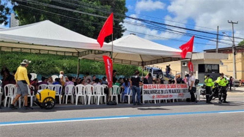 Imagem 1 - Em greve, servidores da saúde e da educação do RN realizam manifestação, em Natal. As duas categorias estão reunidas, na manhã desta terça-feira (11), em manifestações que acontecem nas proximidades do Hospital Walfredo Gurgel e shopping Midway Mall, em Natal. A expectativa é que os manifestantes façam uma caminhada em direção ao Centro Administrativo, além disso, há a possibilidade das categorias se juntarem para um ato conjunto. Iniciada hoje, a greve da Saúde reivindica, entre outras pautas, a campanha salarial de 2023, bem como o pagamento das perdas salariais para ativos e aposentados. Já os professores, em greve há mais de um mês, cobram a implementação do reajuste de 14,95% do piso do magistério. Imagem 1 - Em greve, servidores da saúde e da educação do RN realizam manifestação, em Natal. As duas categorias estão reunidas, na manhã desta terça-feira (11), em manifestações que acontecem nas proximidades do Hospital Walfredo Gurgel e shopping Midway Mall, em Natal. A expectativa é que os manifestantes façam uma caminhada em direção ao Centro Administrativo, além disso, há a possibilidade das categorias se juntarem para um ato conjunto. Iniciada hoje, a greve da Saúde reivindica, entre outras pautas, a campanha salarial de 2023, bem como o pagamento das perdas salariais para ativos e aposentados. Já os professores, em greve há mais de um mês, cobram a implementação do reajuste de 14,95% do piso do magistério.