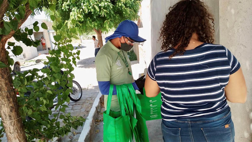 Imagem 1 - Moradores de Areia Branca e Pau dos Ferros podem trocar lâmpadas ineficientes por LED. Até sexta-feira (14) equipes da Neoenergia Cosern vão visitar moradores dos dois municípios, para realizar a ação de troca das lâmpadas. A ideia é incentivar o consumo consciente de energia elétrica, reduzir a conta de luz e auxiliar no processo de descarbonização em sua área de concessão. Poderão participar da ação cliente residencial ou rural-residencial, moradores de comunidades populares ou estejam cadastrados na Tarifa Social de Energia Elétrica (TSEE). Os beneficiados ainda terão que estar em dia com as contas da distribuidora e não ter trocado lâmpadas em projetos da Neoenergia Cosern nos últimos 6 anos. Imagem 1 - Moradores de Areia Branca e Pau dos Ferros podem trocar lâmpadas ineficientes por LED. Até sexta-feira (14) equipes da Neoenergia Cosern vão visitar moradores dos dois municípios, para realizar a ação de troca das lâmpadas. A ideia é incentivar o consumo consciente de energia elétrica, reduzir a conta de luz e auxiliar no processo de descarbonização em sua área de concessão. Poderão participar da ação cliente residencial ou rural-residencial, moradores de comunidades populares ou estejam cadastrados na Tarifa Social de Energia Elétrica (TSEE). Os beneficiados ainda terão que estar em dia com as contas da distribuidora e não ter trocado lâmpadas em projetos da Neoenergia Cosern nos últimos 6 anos.