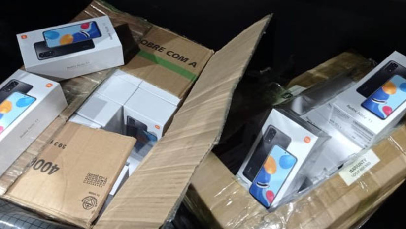 Imagem 1 -  Carga contendo 90 smartphones sem nota fiscal é apreendida pela PRF em Mossoró. A apreensão aconteceu na noite desta segunda-feira (10), no km 57 da BR 304. Os celulares estavam sendo transportados em um táxi. Segundo o motorista, ele recebeu uma quantia em dinheiro para transportar a carga, que partiu do município de Caruaru, em Pernambuco, e tinha como destino final a cidade de Fortaleza, no Ceará.