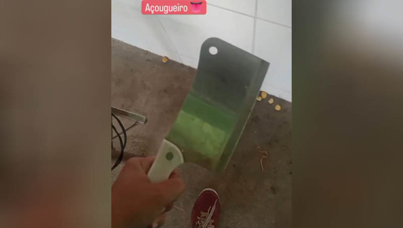 Imagem 1 -  Homem que ameaçou invadir escola na Paraíba com machadinha é preso em Luís Gomes/RN. O suspeito, de 24 anos, foi preso nesta terça-feira (11). Ele vinha sendo procurado pela Polícia Militar de Joca Claudino/PB, após denúncias de que ele havia anunciado em suas redes sociais [FOTO] que estava armado com um facão e uma machadinha e que pretendia invadir escolas do município. Ao saber que a PM estava fazendo diligências para prendê-lo, o homem empreendeu fuga para Luís Gomes, onde acabou preso por policiais locais. De acordo com informações do delegado Hércules Freitas, o suspeito aparentava claros problemas psicológicos e falava coisas completamente sem nexo. Ele foi recambiado para a Paraíba, onde o inquérito será instaurado.