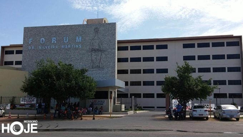 Imagem 1 - Conselho de sentença absolve réu de acusação de homicídio ocorrido em Mossoró. Erivagner Lucas Martins da Silva, conhecido por "Olho de peixe", foi a júri popular nesta terça-feira (11), no Fórum Municipal Desembargador Silveira Martins. A defesa alegou negativa de autoria e apresentou duas testemunhas que afirmaram que o réu estava em outro local, por volta das 17h40 do dia 30 de março de 2022, quando Isaias de Oliveira Gomes foi assassinado. Diante das alegações, o Conselho de Sentença decidiu pela absolvição de Erivagner. Imagem 1 - Conselho de sentença absolve réu de acusação de homicídio ocorrido em Mossoró. Erivagner Lucas Martins da Silva, conhecido por "Olho de peixe", foi a júri popular nesta terça-feira (11), no Fórum Municipal Desembargador Silveira Martins. A defesa alegou negativa de autoria e apresentou duas testemunhas que afirmaram que o réu estava em outro local, por volta das 17h40 do dia 30 de março de 2022, quando Isaias de Oliveira Gomes foi assassinado. Diante das alegações, o Conselho de Sentença decidiu pela absolvição de Erivagner.