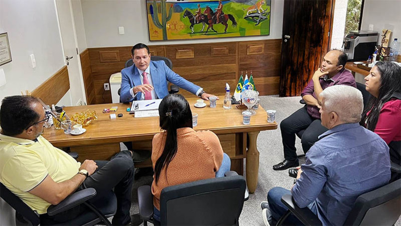 Imagem 1 -  Ezequiel recebe comissão de Pendências e busca solução para estrada danificada pelas chuvas. O presidente da ALRN recebeu em seu gabinete representantes da cidade, nesta terça-feira (11). O trecho danificado pelas chuvas têm causado inúmeros transtornos para moradores e comerciantes da região, visto que passam pelo local cerca de 300 funcionários do setor de carcinicultura, além de moradores e trabalhadores rurais. Com o rompimento da estrada, a travessia está sendo feita por meio de canoas, o que gera um custo extra para quem transita. Ao receber a demanda, de pronto o deputado entrou em contato por telefone com o governador em exercício do RN, Walter Alves (MDB), e pediu atenção da Defesa Civil para o problema. 