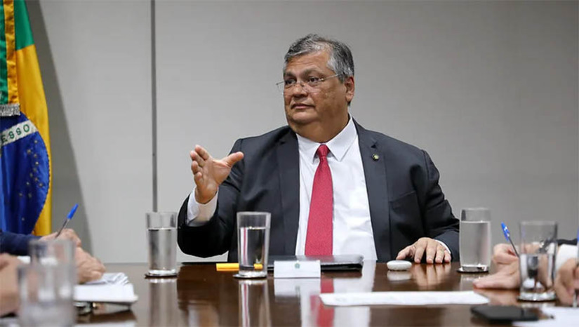   [COLUNA ESPLANADA] O ministro da Justiça, Flávio Dino, sinalizou ontem na Câmara que o Governo prepara novo decreto sobre as armas no Brasil. Deixou suspense sobre que linha vai adotar, mas indicou que não quer briga pelo menos com a indústria do segmento. “Não é nosso desejo que esse mercado seja encerrado”. Apontou ainda, para surpresa de todos, que a Polícia Federal pode reabrir clubes de tiros antes embargados. Até ontem, foram registradas no site da PF 880 mil armamentos de variados calibres.