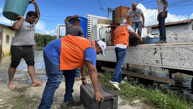 Imagem 1 -  Prefeitura disponibiliza alojamento para famílias afetadas por aumento do nível do Rio Mossoró. Na tarde desta terça-feira (11), caminhões da Prefeitura de Mossoró trabalharam na logística de transporte dos móveis e eletrodomésticos das famílias afetadas. Equipes da Defesa Civil e Assistência Social auxiliaram e prestaram apoio às famílias. A Escola de Artes de Mossoró é um dos locais viabilizados pelo município para acolher os moradores. Além do alojamento, também é garantida às famílias assistência em saúde e alimentação. A prefeitura orienta a população que, em caso de adversidades naturais, a Defesa Civil deve ser acionada por meio do telefone 199. A ligação é gratuita.