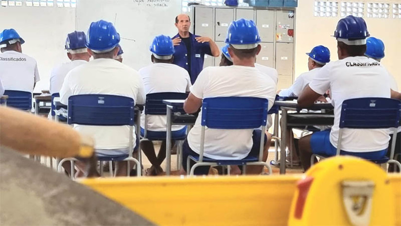 Imagem 1 - Em parceria com o Senai, Seap oferta curso de pedreiro de alvenaria para 22 internos de Alcaçuz. Em todo o estado, 100 internos estão matriculados em oficinas produtivas. O objetivo da Secretaria é incentivar a capacitação profissional no sistema penitenciário como forma de facilitar o retorno do privado de liberdade à sociedade e para reduzir a reincidência criminal. Os internos capacitados são empregados em projetos de reinserção social da Administração Penitenciária em atividades no próprio Sistema Penitenciário ou em convênio com outras secretarias para reforma de escolas, hospitais, equipamentos como macas e carteiras escolares, além de prédios públicos. Imagem 1 - Em parceria com o Senai, Seap oferta curso de pedreiro de alvenaria para 22 internos de Alcaçuz. Em todo o estado, 100 internos estão matriculados em oficinas produtivas. O objetivo da Secretaria é incentivar a capacitação profissional no sistema penitenciário como forma de facilitar o retorno do privado de liberdade à sociedade e para reduzir a reincidência criminal. Os internos capacitados são empregados em projetos de reinserção social da Administração Penitenciária em atividades no próprio Sistema Penitenciário ou em convênio com outras secretarias para reforma de escolas, hospitais, equipamentos como macas e carteiras escolares, além de prédios públicos.