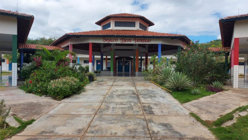 Imagem 1 - Duas crianças ficam feridas durante ataque em escola do Ceará; aluno do 9º ano da instituição foi preso. O caso ocorreu na tarde desta quarta-feira (12). Conforme a Prefeitura do Município, o ataque foi perpetrado por um aluno do 9º ano da instituição, que invadiu a sala do 4º ano e feriu as duas alunas. Por meio da assessoria de comunicação, a Prefeitura ainda divulgou que uma das crianças teve uma lesão superficial na parte de trás da cabeça, enquanto a outra teve uma lesão profunda em uma região frontal. Esta última criança precisou ser transferida para um hospital de referência da região. Imagem 1 - Duas crianças ficam feridas durante ataque em escola do Ceará; aluno do 9º ano da instituição foi preso. O caso ocorreu na tarde desta quarta-feira (12). Conforme a Prefeitura do Município, o ataque foi perpetrado por um aluno do 9º ano da instituição, que invadiu a sala do 4º ano e feriu as duas alunas. Por meio da assessoria de comunicação, a Prefeitura ainda divulgou que uma das crianças teve uma lesão superficial na parte de trás da cabeça, enquanto a outra teve uma lesão profunda em uma região frontal. Esta última criança precisou ser transferida para um hospital de referência da região.