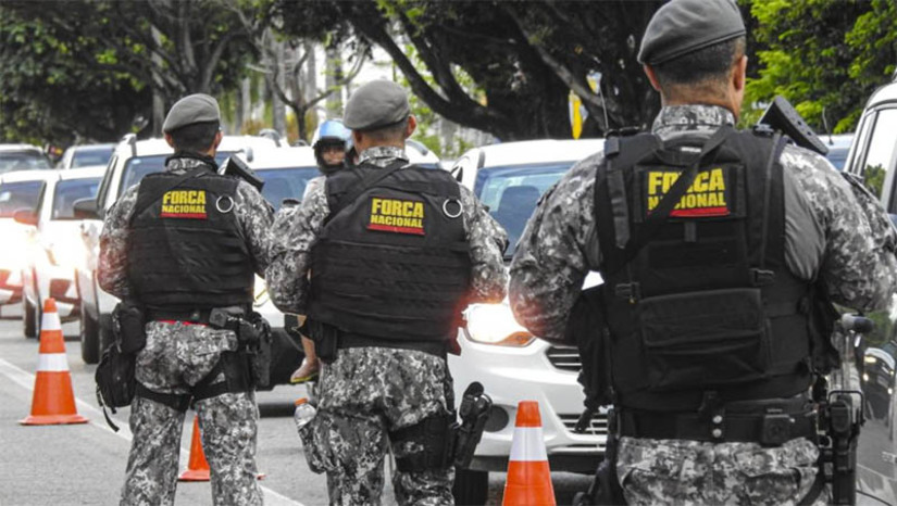 Imagem 1 - Governo do RN pede permanência da Força Nacional por mais 30 dias. O pedido de prorrogação da Força Nacional no RN foi oficializado nesta quarta-feira (12), após solicitação feita pelo governador em exercício do Rio Grande do Norte, Walter Alves, ao ministro da Justiça e da Segurança Pública, Flávio Dino. O contingente de vários estados do país chegou ao Rio Grande do Norte na madrugada do dia 15 de março para auxiliar no combate aos atos criminosos que estavam ocorrendo à época. Imagem 1 - Governo do RN pede permanência da Força Nacional por mais 30 dias. O pedido de prorrogação da Força Nacional no RN foi oficializado nesta quarta-feira (12), após solicitação feita pelo governador em exercício do Rio Grande do Norte, Walter Alves, ao ministro da Justiça e da Segurança Pública, Flávio Dino. O contingente de vários estados do país chegou ao Rio Grande do Norte na madrugada do dia 15 de março para auxiliar no combate aos atos criminosos que estavam ocorrendo à época.