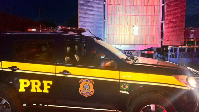 Imagem 1 - Mais de dois milhões de maços de cigarros contrabandeados são apreendidos pela PRF em São Gonçalo do AmaranteEsta é a maior apreensão de cigarros contrabandeados realizada em território nacional, neste ano de 2023. A carga, apreendida no final da tarde desta quarta-feira (12), estava dividida em cinco caminhões, estacionados em um pátio de um posto de combustível, localizado às margens da BR 101. No local, não foram localizados motoristas ou responsáveis pela carga. De acordo com a Polícia Rodoviária Federal, o prejuízo ao crime organizado é superior a seis milhões de reais. Imagem 1 - Mais de dois milhões de maços de cigarros contrabandeados são apreendidos pela PRF em São Gonçalo do AmaranteEsta é a maior apreensão de cigarros contrabandeados realizada em território nacional, neste ano de 2023. A carga, apreendida no final da tarde desta quarta-feira (12), estava dividida em cinco caminhões, estacionados em um pátio de um posto de combustível, localizado às margens da BR 101. No local, não foram localizados motoristas ou responsáveis pela carga. De acordo com a Polícia Rodoviária Federal, o prejuízo ao crime organizado é superior a seis milhões de reais.