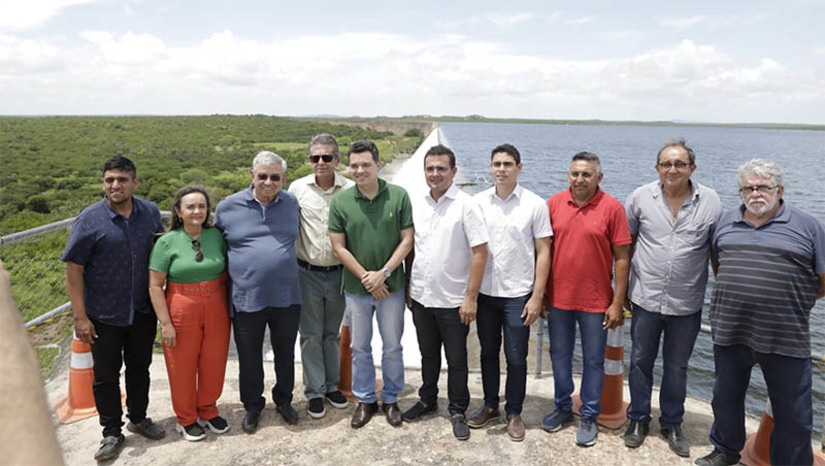 Imagem 1 -  Governador em exercício visita barragens e recebe confirmação da Semarh sobre segurança das estruturas. Nesta quinta-feira (13) Walter Alves, acompanhado do pai, Garibaldi Alves, e de uma comitiva do governo do Rio Grande do Norte visitaram a Barragem de Umari, em Upanema, e também Oiticica, em Jucurutu, que já está com um percentual de execução de 93,68%. Em Upanema, o governador em exercício recebeu confirmação da Secretaria de Estado do Meio Ambiente e dos Recursos Hídricos sobre a segurança do reservatório. “Ela [Umari]  está absolutamente íntegra, mesmo com 22 anos de existência. Fazemos inspeções anuais e este ano, assim que começou o período mais forte de chuvas, ela foi totalmente inspecionada, atestando a segurança dela. A população pode ficar tranquila!”, afirmou  o secretário Paulo Varela. 