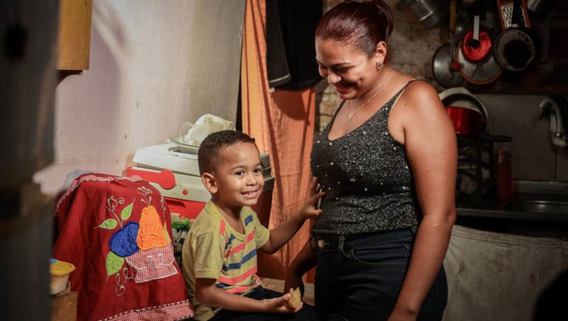 Imagem 1 - Bolsa Família de abril começa a ser pago hoje, 14; 21,19 milhões de famílias estão contempladas. O valor médio recebido por família é de R$ 670,49, o maior já registrado na história do programa de transferência de renda do Governo Federal. O recorde anterior tinha sido registrado no mês passado, em março, com R$ 670,33. O Bolsa Família garante um valor mínimo de R$ 600 e conta com um adicional de R$ 150 do Benefício Primeira Infância, destinado a cada criança de zero a seis anos na composição familiar dos beneficiários. Em abril, são 7,2 milhões de famílias com pelo menos uma criança nessa faixa etária. O pagamento soma um investimento de R$ 1,3 bilhão. Em número de indivíduos, são 8,89 milhões de crianças de zero a seis anos em abril; veja o calendário completo. Imagem 1 - Bolsa Família de abril começa a ser pago hoje, 14; 21,19 milhões de famílias estão contempladas. O valor médio recebido por família é de R$ 670,49, o maior já registrado na história do programa de transferência de renda do Governo Federal. O recorde anterior tinha sido registrado no mês passado, em março, com R$ 670,33. O Bolsa Família garante um valor mínimo de R$ 600 e conta com um adicional de R$ 150 do Benefício Primeira Infância, destinado a cada criança de zero a seis anos na composição familiar dos beneficiários. Em abril, são 7,2 milhões de famílias com pelo menos uma criança nessa faixa etária. O pagamento soma um investimento de R$ 1,3 bilhão. Em número de indivíduos, são 8,89 milhões de crianças de zero a seis anos em abril; veja o calendário completo.
