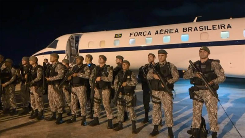 Imagem 1 - Ministro atende solicitação do Governo do RN e prorroga permanência da Força Nacional no Estado. Por meio de portaria, publicada na edição desta sexta-feira (14) do DOU, o ministro da Justiça e da Segurança Pública, Flávio Dino, autorizou a prorrogação do emprego da Força Nacional de Segurança Pública, bem como da Força-Tarefa de Intervenção Penitenciária, no Rio Grande do Norte. A solicitação havia sido feito na quarta-feira (12), pelo governador em exercício do Rio Grande do Norte, Walter Alves. As tropas deverão permanecer no RN por mais 30 dias, dando suporte às ações de segurança. O contingente de vários estados do país chegou ao Rio Grande do Norte na madrugada do dia 15 de março para auxiliar no combate aos atos criminosos que estavam ocorrendo à época. Imagem 1 - Ministro atende solicitação do Governo do RN e prorroga permanência da Força Nacional no Estado. Por meio de portaria, publicada na edição desta sexta-feira (14) do DOU, o ministro da Justiça e da Segurança Pública, Flávio Dino, autorizou a prorrogação do emprego da Força Nacional de Segurança Pública, bem como da Força-Tarefa de Intervenção Penitenciária, no Rio Grande do Norte. A solicitação havia sido feito na quarta-feira (12), pelo governador em exercício do Rio Grande do Norte, Walter Alves. As tropas deverão permanecer no RN por mais 30 dias, dando suporte às ações de segurança. O contingente de vários estados do país chegou ao Rio Grande do Norte na madrugada do dia 15 de março para auxiliar no combate aos atos criminosos que estavam ocorrendo à época.