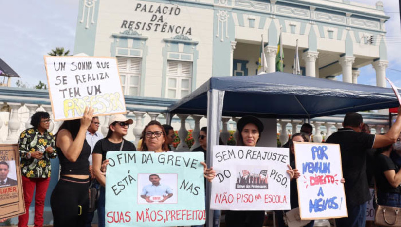 Imagem 1 - Mossoró: Desembargador determina fim da greve dos professores e retorno imediatos das atividades. Decisão foi tomada nesta quinta-feira (13), pelo Desembargador Vivaldo Pinheiro, a partir do pedido de tutela de urgência, ajuizada pelo município, contra o Sindicato dos Servidores Públicos Municipais de Mossoró/RN (Sindiserpum). No documento, o Desembargador afirma que a greve é abusiva e determina pena de multa diária no valor de R$ 10 mil ao sindicato, caso a decisão não seja respeitada. A reportagem do MOSSORÓ HOJE encontrou em contato com a presidente do Sindiserpum, Eliete Vieira. Segundo ela, o sindicato ainda não foi notificado oficialmente sobre a decisão, mas que já está conversando com a assessoria jurídica. Uma assembleia dos professores está marcada para a próxima segunda-feira (17), quando a categoria irá deliberar sobre o caso. Imagem 1 - Mossoró: Desembargador determina fim da greve dos professores e retorno imediatos das atividades. Decisão foi tomada nesta quinta-feira (13), pelo Desembargador Vivaldo Pinheiro, a partir do pedido de tutela de urgência, ajuizada pelo município, contra o Sindicato dos Servidores Públicos Municipais de Mossoró/RN (Sindiserpum). No documento, o Desembargador afirma que a greve é abusiva e determina pena de multa diária no valor de R$ 10 mil ao sindicato, caso a decisão não seja respeitada. A reportagem do MOSSORÓ HOJE encontrou em contato com a presidente do Sindiserpum, Eliete Vieira. Segundo ela, o sindicato ainda não foi notificado oficialmente sobre a decisão, mas que já está conversando com a assessoria jurídica. Uma assembleia dos professores está marcada para a próxima segunda-feira (17), quando a categoria irá deliberar sobre o caso.