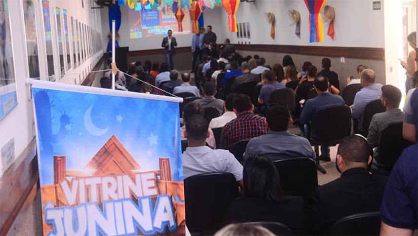 Imagem 1 - “Vitrine Junina” vai estimular comerciantes a aderirem ao clima junino para aquecer comércio durante o MCJ. A iniciativa da Câmara dos Dirigentes Lojistas de Mossoró, com apoio da Prefeitura, foi lançada nesta sexta-feira (2). A iniciativa estimula a participação de lojas do comércio local a promoverem a decoração dos estabelecimentos na temática junina, atraindo clientes e aumentando seu faturamento no São João. Como contrapartida, a CDL premiará as ideias mais criativas inscritas no projeto. O prefeito de Mossoró, Allyson Bezerra, participou do momento de lançamento do concurso. “É fundamental que as lojas estejam decoradas, caracterizadas para o período junino. A decoração chama o cliente para dentro da loja. Temos que evidenciar este regionalismo, isso é muito importante. A Prefeitura de Mossoró, junto com a CDL, estão integrados nessa proposta, de estimular o lojista na decoração de seu estabelecimento”, pontuou. Imagem 1 - “Vitrine Junina” vai estimular comerciantes a aderirem ao clima junino para aquecer comércio durante o MCJ. A iniciativa da Câmara dos Dirigentes Lojistas de Mossoró, com apoio da Prefeitura, foi lançada nesta sexta-feira (2). A iniciativa estimula a participação de lojas do comércio local a promoverem a decoração dos estabelecimentos na temática junina, atraindo clientes e aumentando seu faturamento no São João. Como contrapartida, a CDL premiará as ideias mais criativas inscritas no projeto. O prefeito de Mossoró, Allyson Bezerra, participou do momento de lançamento do concurso. “É fundamental que as lojas estejam decoradas, caracterizadas para o período junino. A decoração chama o cliente para dentro da loja. Temos que evidenciar este regionalismo, isso é muito importante. A Prefeitura de Mossoró, junto com a CDL, estão integrados nessa proposta, de estimular o lojista na decoração de seu estabelecimento”, pontuou.