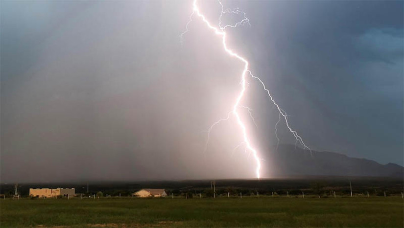 Imagem 1 - Número de raios que caíram no RN nos primeiros três meses de 2023 passa dos 76 mil. Dados compilados pela Neoenergia Cosern com base na plataforma ClimaTempo mostram aumento de 41% na ocorrência desse fenômeno natural entre os dias 1º de janeiro e 31 de março deste ano em relação ao mesmo período de 2022. Em números absolutos, foram 76.271 raios contra 54.169. Os raios que já caíram no estado este ano causaram mais de 1.400 interrupções no fornecimento de energia elétrica e danificaram aproximadamente 400 equipamentos do sistema, incluindo postes, transformadores, isoladores e cabos. Imagem 1 - Número de raios que caíram no RN nos primeiros três meses de 2023 passa dos 76 mil. Dados compilados pela Neoenergia Cosern com base na plataforma ClimaTempo mostram aumento de 41% na ocorrência desse fenômeno natural entre os dias 1º de janeiro e 31 de março deste ano em relação ao mesmo período de 2022. Em números absolutos, foram 76.271 raios contra 54.169. Os raios que já caíram no estado este ano causaram mais de 1.400 interrupções no fornecimento de energia elétrica e danificaram aproximadamente 400 equipamentos do sistema, incluindo postes, transformadores, isoladores e cabos.