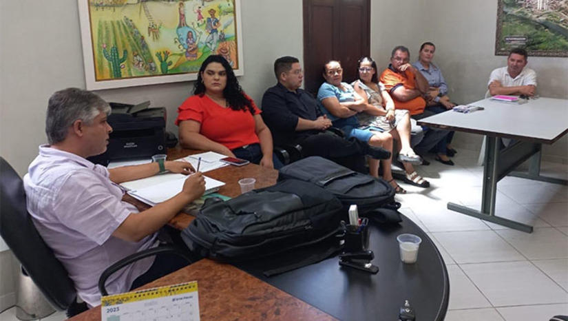Imagem 1 - A Prefeitura de Governador Dix-sept Rosado, em respeito aos professores, procura fazer diferente em respeito à lei do piso. Em 2022, o reajuste dado foi de 33,24%, também parcelado. A gestão municipal teve que aplicar quase R$ 2 milhões de recursos próprios para pagar esse reajuste. O prefeito Artur Vale tem afirmado que mesmo com esse forte impacto nas contas públicas, tem feito todo o esforço para honrar a lei do piso salarial do magistério. Imagem 1 - A Prefeitura de Governador Dix-sept Rosado, em respeito aos professores, procura fazer diferente em respeito à lei do piso. Em 2022, o reajuste dado foi de 33,24%, também parcelado. A gestão municipal teve que aplicar quase R$ 2 milhões de recursos próprios para pagar esse reajuste. O prefeito Artur Vale tem afirmado que mesmo com esse forte impacto nas contas públicas, tem feito todo o esforço para honrar a lei do piso salarial do magistério.