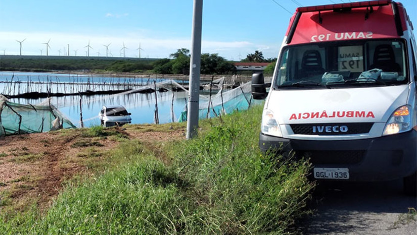 Imagem 1 - O chamado foi recebido pela central de regulação por volta das 2h30 da manhã e a equipe se deslocou para atender as vítimas do acidente. No local encontrou um casal que havia caído com o carro em uma área alagada de salina na margem da rodovia. Ambos conseguiram sair do veículo e chegaram a receber atendimento os primeiros socorros, até que o homem decidiu abandonar o atendimento, iniciando as agressões verbais e físicas contra a equipe plantonista no interior da ambulância. O paciente teria agredido o socorrista com socos e empurrões, e, em seguida foi até o local em que estava o condutor para atacar com ponta pés e ameaças. A Polícia foi acionada para investigar o caso. Imagem 1 - O chamado foi recebido pela central de regulação por volta das 2h30 da manhã e a equipe se deslocou para atender as vítimas do acidente. No local encontrou um casal que havia caído com o carro em uma área alagada de salina na margem da rodovia. Ambos conseguiram sair do veículo e chegaram a receber atendimento os primeiros socorros, até que o homem decidiu abandonar o atendimento, iniciando as agressões verbais e físicas contra a equipe plantonista no interior da ambulância. O paciente teria agredido o socorrista com socos e empurrões, e, em seguida foi até o local em que estava o condutor para atacar com ponta pés e ameaças. A Polícia foi acionada para investigar o caso.