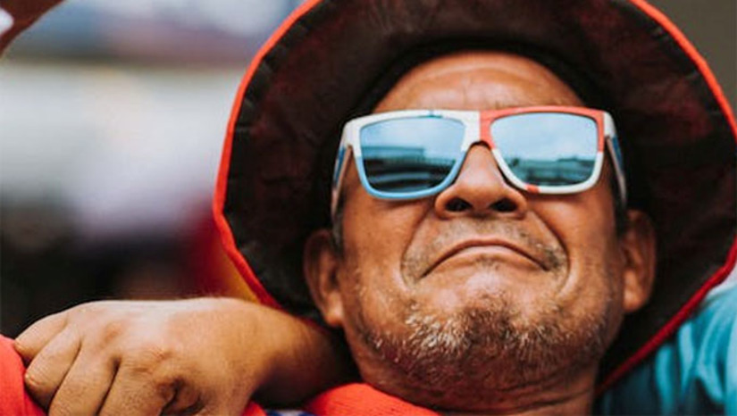 Imagem 1 - Os entusiastas do esporte dedicam tempo, dinheiro e energia para expressar sua paixão de várias maneiras. Entre outras coisas, eles investem pesado em produtos (bonés, gorros, camisetas, bandeiras etc.) com as cores e o escudo do seu clube de coração. Exibir os acessórios e roupas com as cores do time nas ruas desperta o sentimento de pertencimento e camaradagem entre os torcedores. Em dias de jogo eles se reúnem ao redor do estádio, criando uma atmosfera eletrizante. O som dos cânticos que ecoa pelas arquibancadas cria uma energia única que estimula os jogadores em campo. Imagem 1 - Os entusiastas do esporte dedicam tempo, dinheiro e energia para expressar sua paixão de várias maneiras. Entre outras coisas, eles investem pesado em produtos (bonés, gorros, camisetas, bandeiras etc.) com as cores e o escudo do seu clube de coração. Exibir os acessórios e roupas com as cores do time nas ruas desperta o sentimento de pertencimento e camaradagem entre os torcedores. Em dias de jogo eles se reúnem ao redor do estádio, criando uma atmosfera eletrizante. O som dos cânticos que ecoa pelas arquibancadas cria uma energia única que estimula os jogadores em campo.