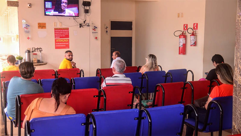 Imagem 1 - Prefeitura quer zerar fila por cirurgias eletivas oftalmológicas em Mossoró. Um mutirão para realização de mais de 700 procedimentos está sendo realizado neste mês de abril. No sábado (15), o prefeito Allyson Bezerra, acompanhado da secretária de Saúde (SMS), Morgana Dantas, foi ao Hospital Geral de Oftalmologia (HGO) supervisionar os procedimentos que estavam sendo realizados. “Nosso objetivo quando fazemos essas visitas é observar e conversar com os pacientes, entender as suas necessidades, do tempo de espera, de como está sendo feito o atendimento, para que a gente tenha todo um acompanhamento da assistência e da qualidade do procedimento que está sendo entregue à população através deste portador”, enfatizou Morgana Dantas. Imagem 1 - Prefeitura quer zerar fila por cirurgias eletivas oftalmológicas em Mossoró. Um mutirão para realização de mais de 700 procedimentos está sendo realizado neste mês de abril. No sábado (15), o prefeito Allyson Bezerra, acompanhado da secretária de Saúde (SMS), Morgana Dantas, foi ao Hospital Geral de Oftalmologia (HGO) supervisionar os procedimentos que estavam sendo realizados. “Nosso objetivo quando fazemos essas visitas é observar e conversar com os pacientes, entender as suas necessidades, do tempo de espera, de como está sendo feito o atendimento, para que a gente tenha todo um acompanhamento da assistência e da qualidade do procedimento que está sendo entregue à população através deste portador”, enfatizou Morgana Dantas.