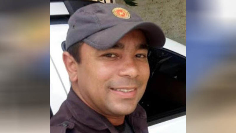 Imagem 1 - Polícia Civil elucida homicídio contra cabo da PM, morto a tiro em 2022, em Areia Branca. O acusado da morte do policial Joab Leandro Pereira, na época com 40 anos, é Leonardo Maciel Gonzaga de Assis, o “Leleco”. De acordo com as investigações, ele realizou uma emboscada para Joab Leandro, no dia 12 de junho de 2022. O PM foi surpreendido enquanto estava pilotando uma motocicleta, na praia de Upanema, e assassinado a tiros. “Leleco” já cumpre pena por tráfico de drogas e também responde por outro crime de homicídio. Imagem 1 - Polícia Civil elucida homicídio contra cabo da PM, morto a tiro em 2022, em Areia Branca. O acusado da morte do policial Joab Leandro Pereira, na época com 40 anos, é Leonardo Maciel Gonzaga de Assis, o “Leleco”. De acordo com as investigações, ele realizou uma emboscada para Joab Leandro, no dia 12 de junho de 2022. O PM foi surpreendido enquanto estava pilotando uma motocicleta, na praia de Upanema, e assassinado a tiros. “Leleco” já cumpre pena por tráfico de drogas e também responde por outro crime de homicídio.