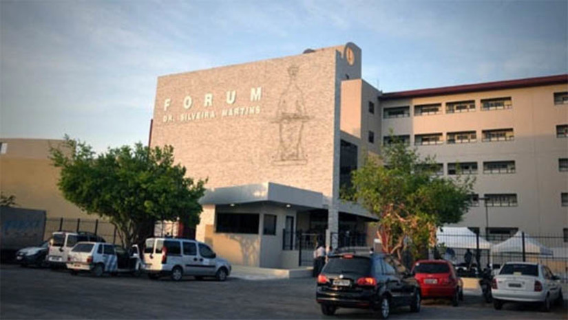 Imagem 1 - Idoso vai a júri popular por ter tentado matar a ex-companheira no ano de 2011, em Mossoró. Adriano Domingos da Silva, de 63 anos, senta no banco dos réus do Fórum Municipal Desembargador Silveira Martins, para ser julgado pela sociedade mossoroense, sob a acusação de ter tentado matar sua ex-companheira. O crime aconteceu no dia 13 de agosto de 2011, no bairro Nova Betânia. A motivação do crime seria o fato dele não aceitar o fim do relacionamento. O júri será presidido pelo Juiz Vagno Kelly Figueiredo de Medeiros e está previsto para ser iniciado por volta das 9h desta terça-feira (18). Imagem 1 - Idoso vai a júri popular por ter tentado matar a ex-companheira no ano de 2011, em Mossoró. Adriano Domingos da Silva, de 63 anos, senta no banco dos réus do Fórum Municipal Desembargador Silveira Martins, para ser julgado pela sociedade mossoroense, sob a acusação de ter tentado matar sua ex-companheira. O crime aconteceu no dia 13 de agosto de 2011, no bairro Nova Betânia. A motivação do crime seria o fato dele não aceitar o fim do relacionamento. O júri será presidido pelo Juiz Vagno Kelly Figueiredo de Medeiros e está previsto para ser iniciado por volta das 9h desta terça-feira (18).