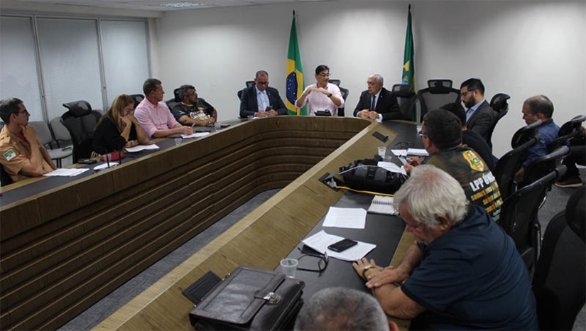 Imagem 1 -  Associações dos policiais e bombeiros militares apresentam reivindicações ao Governo do RN. Uma reunião entre gestores das Secretarias de Administração e Segurança e associações representativas das categorias, foi realizada nesta segunda (17), em Natal.  O grupo apresentou uma série de reivindicações, de modo a avançar na construção de uma segurança pública de qualidade para os trabalhadores e para a população norte-rio-grandense. Alguns dos pontos elencados à mesa foram a recomposição de perdas salariais, majoração do valor de diárias operacionais, lei única para pagamento de auxílio-alimentação para as forças estaduais de segurança, criação de verba indenizatória de fardamento anual, entre outros.