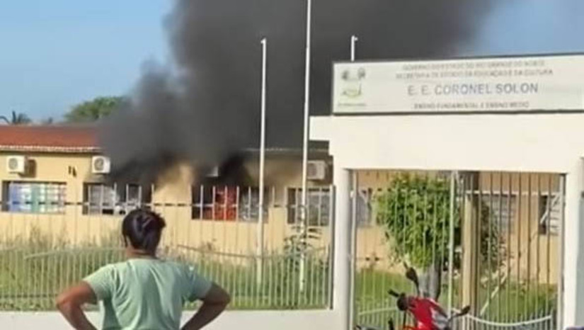 Imagem 1 - Incêndio em escola de Grossos teria começado em um ar-condicionado. Em entrevista para o blog O Facho de Grossos, o professor e também diretor da Escola Estadual Coronel Solon, Ronaldo, informou que o incêndio ocorrido na manhã desta terça-feira (18), foi ocasionado por um curto-circuito no ar-condicionado da sala atingida pelas chamas. Ele ainda desmentiu rumores de que tenha se tratado de um ataque. Em contato com o MOSSORÓ HOJE, o major Joilton Cunha, comandante regional do Corpo de Bombeiros, informou que uma guarnição foi acionada ao local, mas que lá chegando, a equipe da escola e populares já tinha apagado as chamas, cabendo a eles apenas realizar o rescaldo do ambiente. O Itep também foi acionado para realizar a perícia e determinar, de forma oficial, a causa do acidente. Imagem 1 - Incêndio em escola de Grossos teria começado em um ar-condicionado. Em entrevista para o blog O Facho de Grossos, o professor e também diretor da Escola Estadual Coronel Solon, Ronaldo, informou que o incêndio ocorrido na manhã desta terça-feira (18), foi ocasionado por um curto-circuito no ar-condicionado da sala atingida pelas chamas. Ele ainda desmentiu rumores de que tenha se tratado de um ataque. Em contato com o MOSSORÓ HOJE, o major Joilton Cunha, comandante regional do Corpo de Bombeiros, informou que uma guarnição foi acionada ao local, mas que lá chegando, a equipe da escola e populares já tinha apagado as chamas, cabendo a eles apenas realizar o rescaldo do ambiente. O Itep também foi acionado para realizar a perícia e determinar, de forma oficial, a causa do acidente.