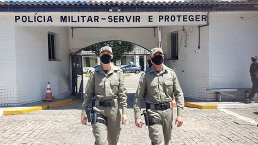 Imagem 1 - Policiais militares do RN vão usar novo uniforme a partir de sexta, 21. O novo uniforme é resultado do trabalho técnico de pesquisa da comissão interna da corporação, cujos estudos apontaram para a necessidade de adequação e modernização do fardamento, seguindo uma tendência nacional, sem nenhuma ingerência política. “Esse estilo já vem sendo utilizado por várias corporações, proporcionando mais qualidade diária, principalmente em âmbito operacional, visando garantir maior bem-estar aos nossos policiais militares, especialmente no aspecto climático”, disse a PM em nota. Imagem 1 - Policiais militares do RN vão usar novo uniforme a partir de sexta, 21. O novo uniforme é resultado do trabalho técnico de pesquisa da comissão interna da corporação, cujos estudos apontaram para a necessidade de adequação e modernização do fardamento, seguindo uma tendência nacional, sem nenhuma ingerência política. “Esse estilo já vem sendo utilizado por várias corporações, proporcionando mais qualidade diária, principalmente em âmbito operacional, visando garantir maior bem-estar aos nossos policiais militares, especialmente no aspecto climático”, disse a PM em nota.