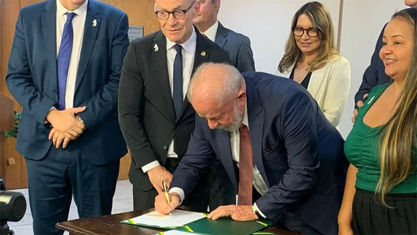 Imagem 1 -  Lula assina PL que abre previsão orçamentária para pagar o piso da enfermagem. O texto a ser enviado ao Congresso Nacional abre crédito especial ao Orçamento da Seguridade Social da União, no valor de R$ 7,3 bilhões, em favor do Ministério da Saúde. A assinatura foi realizada nesta terça-feira (18/4), na Sala de Audiências do Palácio do Planalto. A Lei nº 14.434/2022 define que o piso salarial dos enfermeiros contratados sob o regime da Consolidação das Leis do Trabalho (CLT) será de R$ 4.750. Ainda segundo a norma, os técnicos de enfermagem devem receber 70% desse valor (R$ 3.325) e os auxiliares de enfermagem e as parteiras, 50% (R$ 2.375).