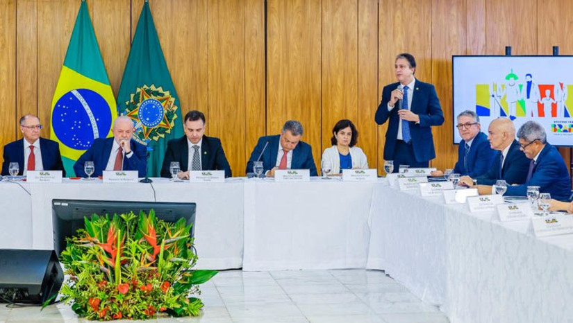 Imagem 1 - Governo anuncia R$ 3,1 bilhões para estados e municípios garantirem segurança nas escolas. O anúncio foi feito nesta terça-feira (18), durante evento no Palácio do Planalto, em Brasília (DF), com a presença de representantes dos Três Poderes, do Ministério Público, de ministros de estado, de prefeitos e governadores. Na ocasião, o ministro da Educação, Camilo Santana, listou medidas já adotadas pelo Grupo de Trabalho criado pelo Governo Federal para enfrentamento e prevenção à violência nos ambientes de ensino. Entre as medidas, estão a elaboração de recomendações para proteção e segurança no ambiente escolar, um programa de formação com foco nas secretarias estaduais e municipais, regionais de ensino, gestores escolares, professores e comunidade escolar. Imagem 1 - Governo anuncia R$ 3,1 bilhões para estados e municípios garantirem segurança nas escolas. O anúncio foi feito nesta terça-feira (18), durante evento no Palácio do Planalto, em Brasília (DF), com a presença de representantes dos Três Poderes, do Ministério Público, de ministros de estado, de prefeitos e governadores. Na ocasião, o ministro da Educação, Camilo Santana, listou medidas já adotadas pelo Grupo de Trabalho criado pelo Governo Federal para enfrentamento e prevenção à violência nos ambientes de ensino. Entre as medidas, estão a elaboração de recomendações para proteção e segurança no ambiente escolar, um programa de formação com foco nas secretarias estaduais e municipais, regionais de ensino, gestores escolares, professores e comunidade escolar.