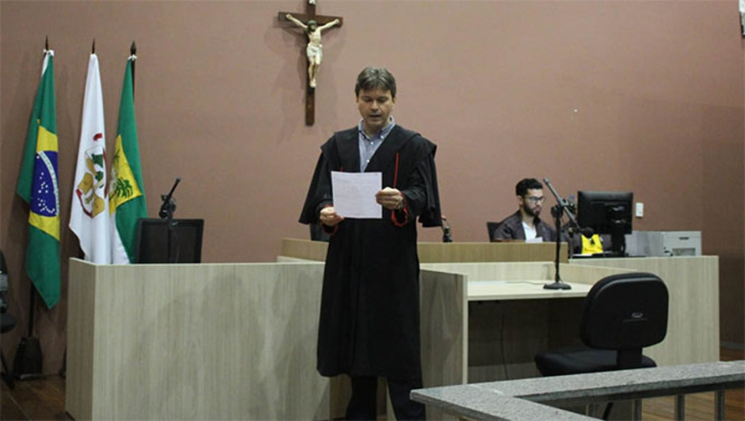 Imagem 1 -  Julgamento aconteceu nesta quarta-feira, 19, no Fórum Municipal Desembargador Silveira Martins, em Mossoró. Juiz Vagnos Kelly anunciou a sentença por volta das 11h.  A absolvição se deu a pedido do promotor Italo Moreira Martins (foto), considerando que, sem o depoimento apontando os dois como assassinos de Silas Belota, não restou provas no processo.  Nesta quinta-feira, 20, será julgado o agricultor de governador Dix Sept Rosado que tentou matar um vizinho por engano usando uma alavanca de ferro.